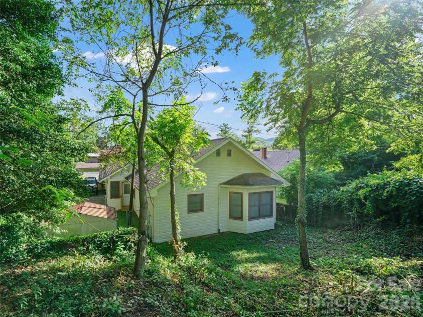 147 Walnut Avenue, Spruce Pine, NC 28777.  MLS# CAR4407282, YatesRealty ID 19566. 
