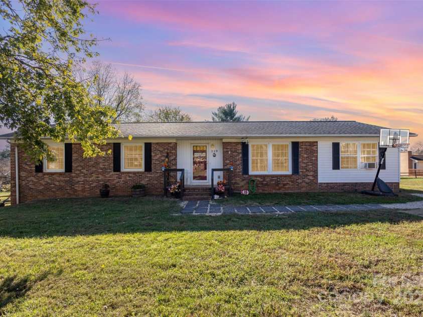 319 Circleview Drive, Shelby, NC 28150.  MLS# CAR4201623, YatesRealty ID 1957. 