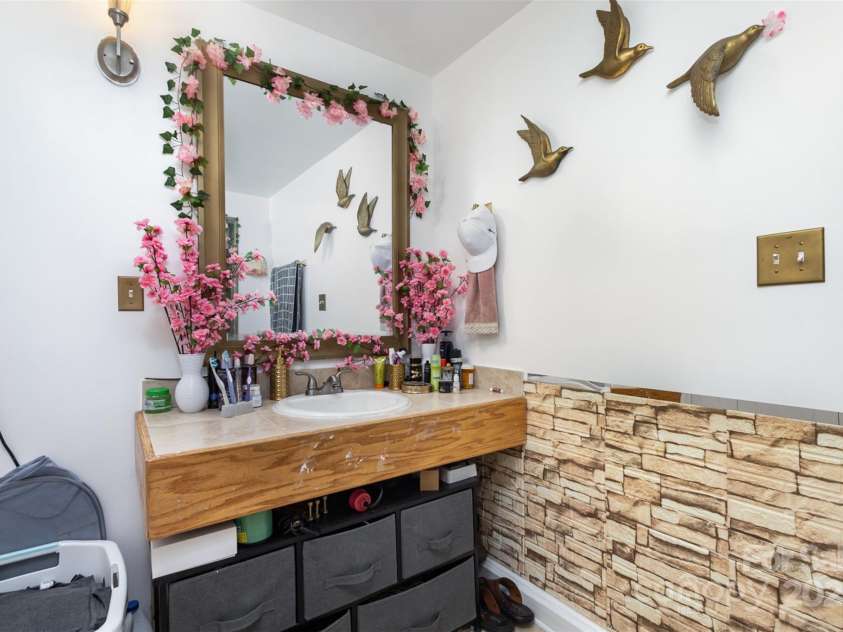 319 Circleview Drive, Shelby, NC 28150.  MLS# CAR4201623, YatesRealty ID 1957. 