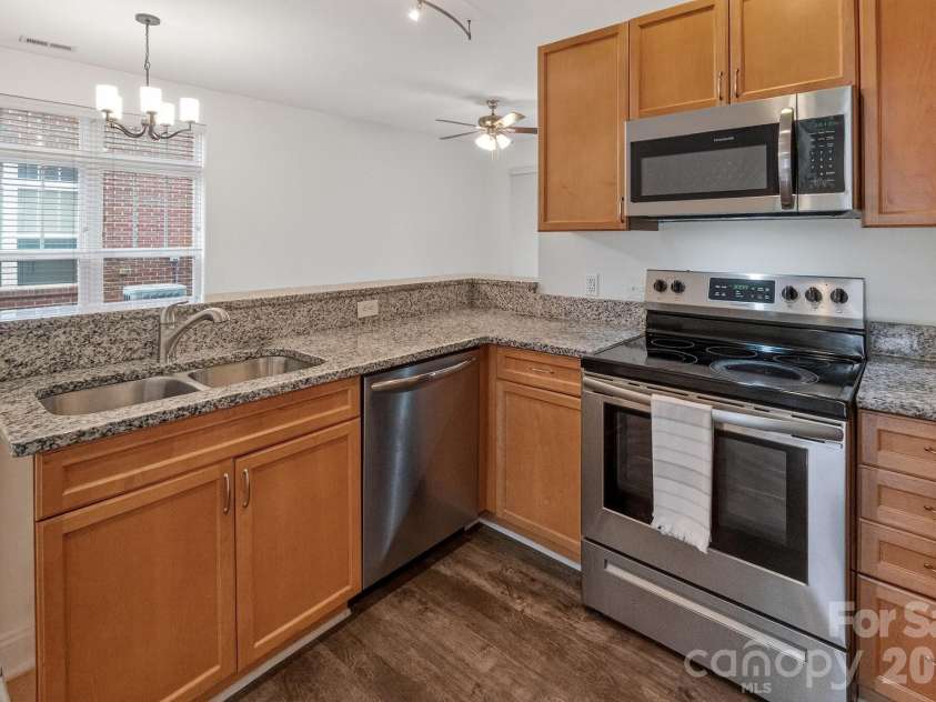 1306 Kenilworth Avenue, Charlotte, NC 28203.  MLS# CAR4352675, YatesRealty ID 19570. 