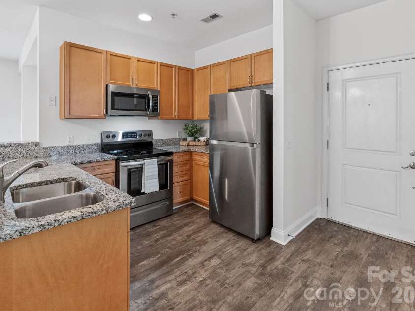 1306 Kenilworth Avenue, Charlotte, NC 28203.  MLS# CAR4352675, YatesRealty ID 19570. 