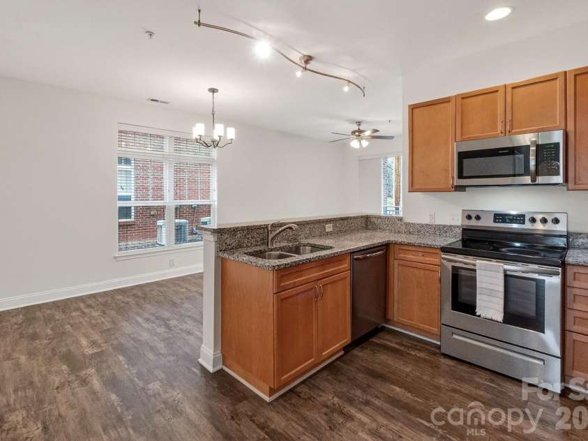 1306 Kenilworth Avenue, Charlotte, NC 28203.  MLS# CAR4352675, YatesRealty ID 19570. 