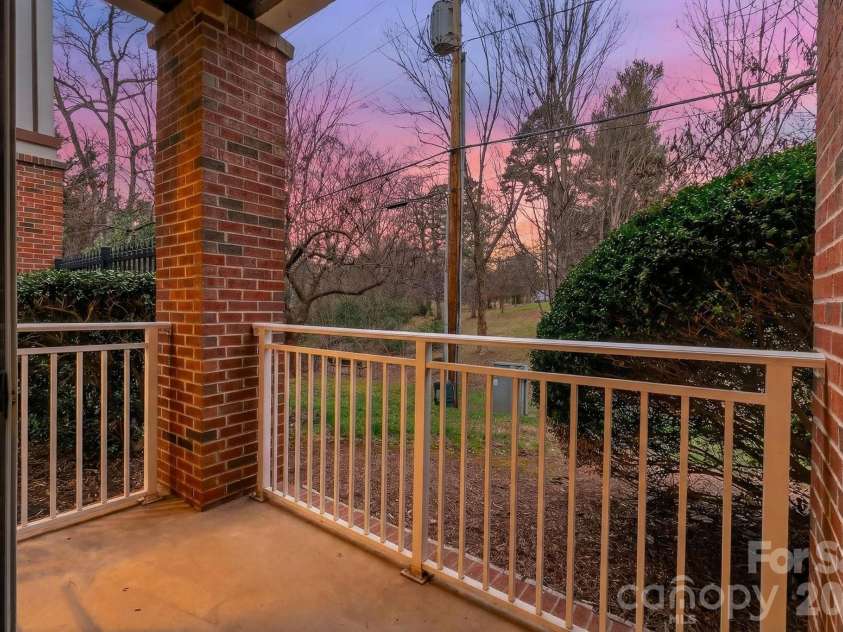 1306 Kenilworth Avenue, Charlotte, NC 28203.  MLS# CAR4352675, YatesRealty ID 19570. 