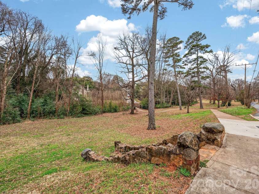 1306 Kenilworth Avenue, Charlotte, NC 28203.  MLS# CAR4352675, YatesRealty ID 19570. 