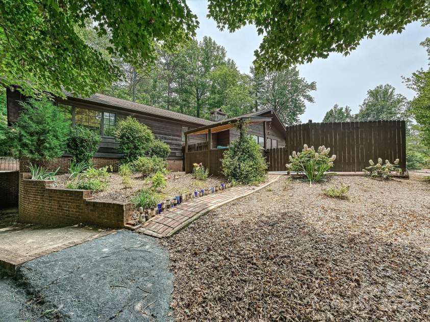 2915 Old Stage Road, Gastonia, NC 28052.  MLS# CAR4270149, YatesRealty ID 19570. 