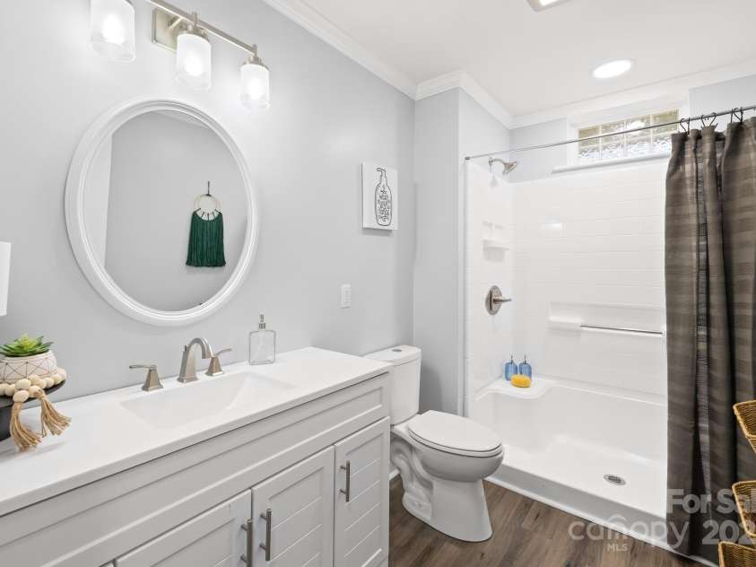 1075 Wellman Street, Gastonia, NC 28054.  MLS# CAR4221457, YatesRealty ID 19573. Hall Bath