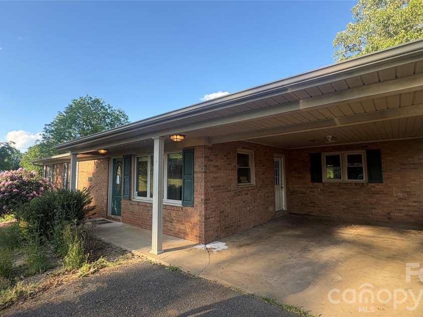 199 Country View Road, Statesville, NC 28625.  MLS# CAR4372826, YatesRealty ID 19575. 
