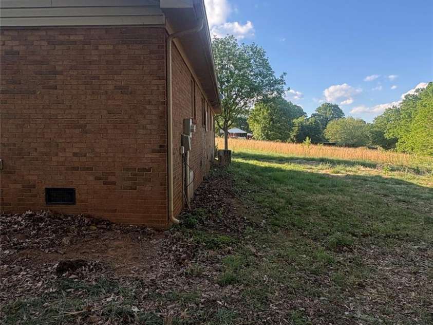 199 Country View Road, Statesville, NC 28625.  MLS# CAR4372826, YatesRealty ID 19575. 
