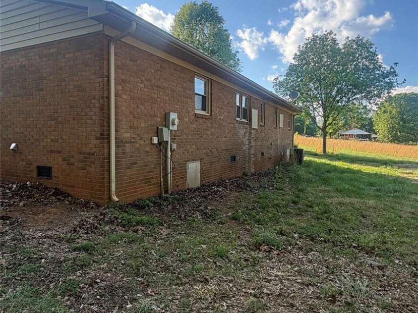 199 Country View Road, Statesville, NC 28625.  MLS# CAR4372826, YatesRealty ID 19575. 