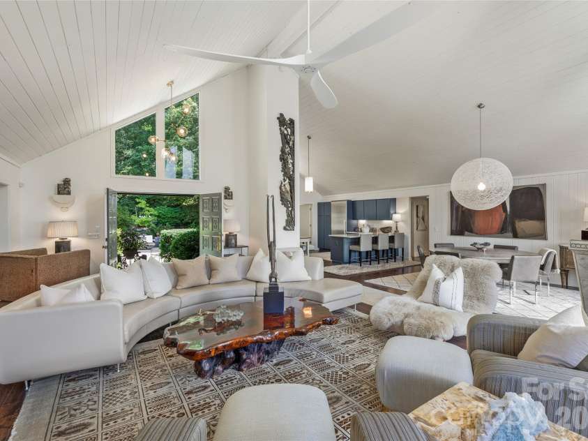 2618 Big Sheepcliff Road, Cashiers, NC 28717.  MLS# CAR4362808, YatesRealty ID 19577. Great Room