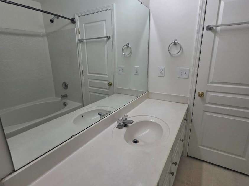 2924 Sedona Place, Fort Mill, SC 29708.  MLS# CAR4264555, YatesRealty ID 19578. Primary En-Suite Bathroom
