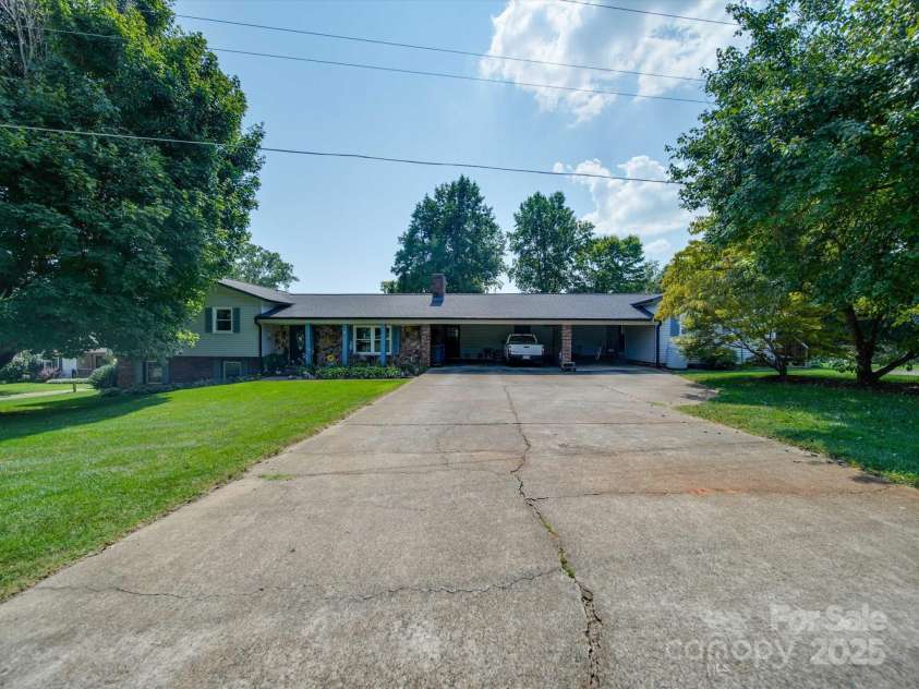 3509 Flint Drive, Statesville, NC 28677.  MLS# CAR4268969, YatesRealty ID 19579. 