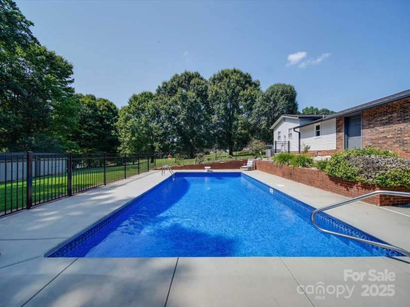 3509 Flint Drive, Statesville, NC 28677.  MLS# CAR4268969, YatesRealty ID 19579. 