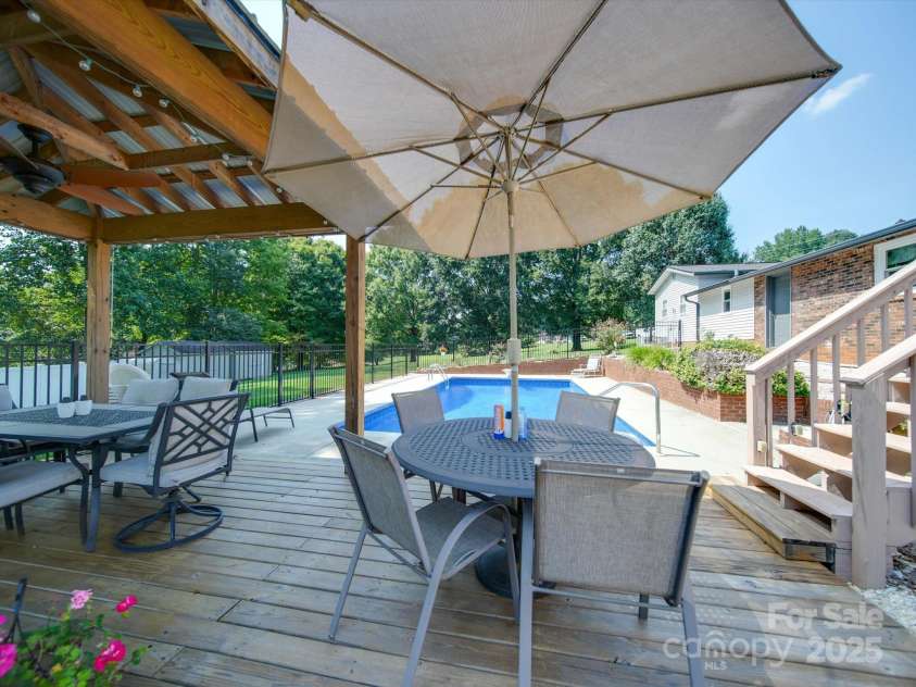 3509 Flint Drive, Statesville, NC 28677.  MLS# CAR4268969, YatesRealty ID 19579. 