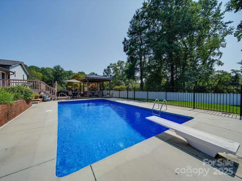 3509 Flint Drive, Statesville, NC 28677.  MLS# CAR4268969, YatesRealty ID 19579. 
