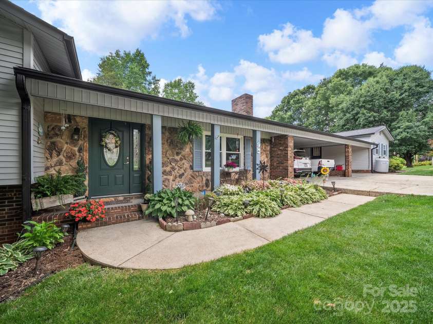 3509 Flint Drive, Statesville, NC 28677.  MLS# CAR4268969, YatesRealty ID 19579. 