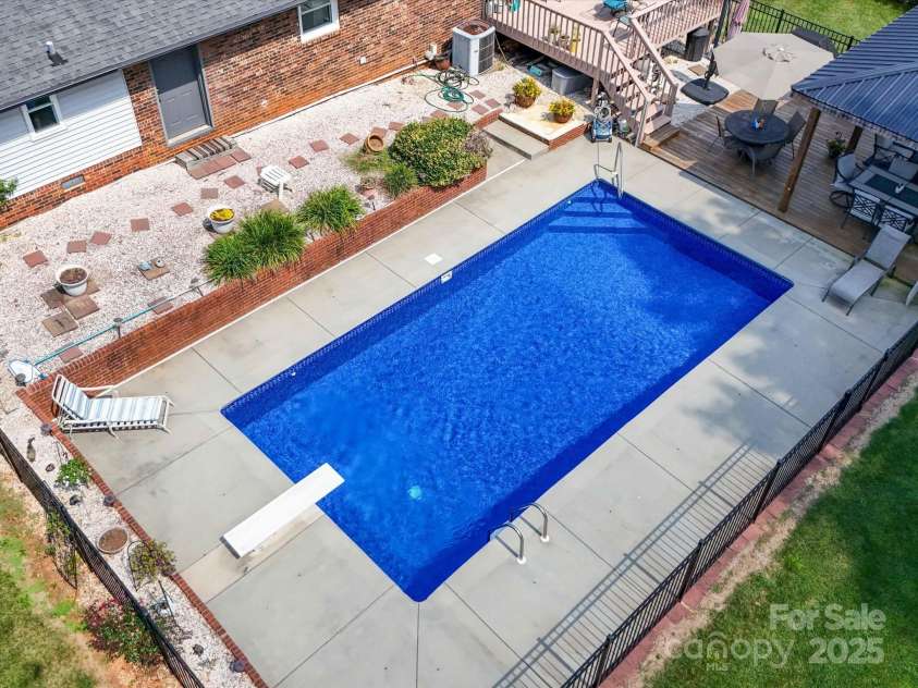 3509 Flint Drive, Statesville, NC 28677.  MLS# CAR4268969, YatesRealty ID 19579. Crystal Clear Pool