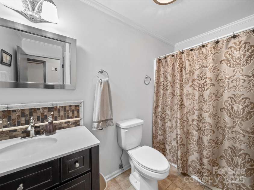 3509 Flint Drive, Statesville, NC 28677.  MLS# CAR4268969, YatesRealty ID 19579. Secondary Bath