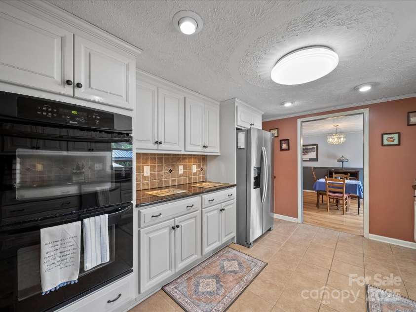 3509 Flint Drive, Statesville, NC 28677.  MLS# CAR4268969, YatesRealty ID 19579. Under cabinet Lighting