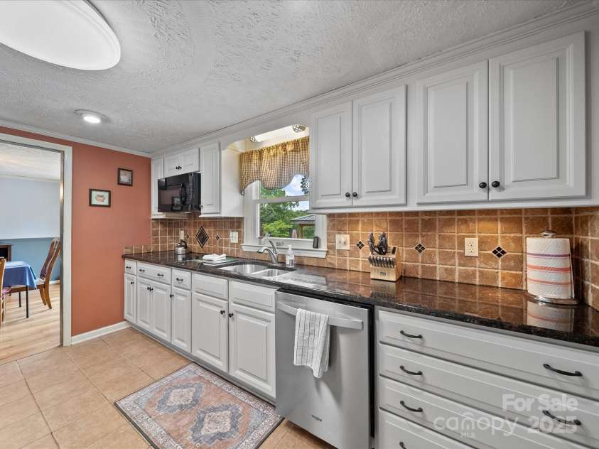 3509 Flint Drive, Statesville, NC 28677.  MLS# CAR4268969, YatesRealty ID 19579. Updated Appliances