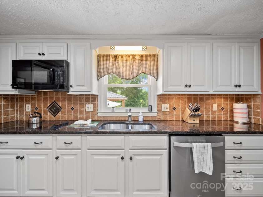 3509 Flint Drive, Statesville, NC 28677.  MLS# CAR4268969, YatesRealty ID 19579. Updated Kitchen