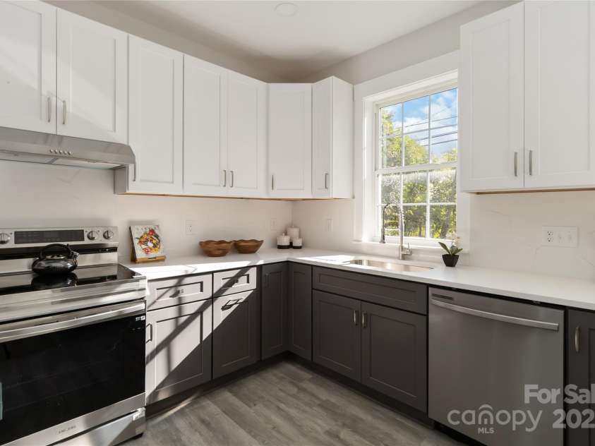 3008 Cricketeer Drive, Charlotte, NC 28216.  MLS# CAR4305520, YatesRealty ID 1958. 