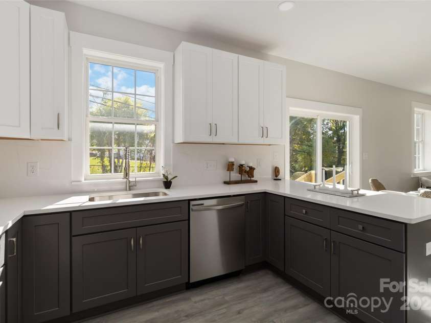 3008 Cricketeer Drive, Charlotte, NC 28216.  MLS# CAR4305520, YatesRealty ID 1958. 