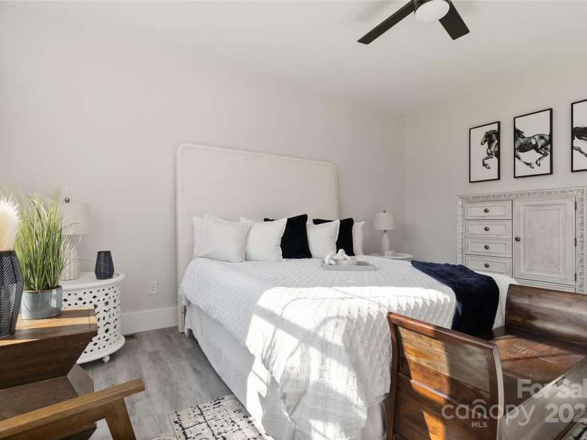 3008 Cricketeer Drive, Charlotte, NC 28216.  MLS# CAR4305520, YatesRealty ID 1958. 