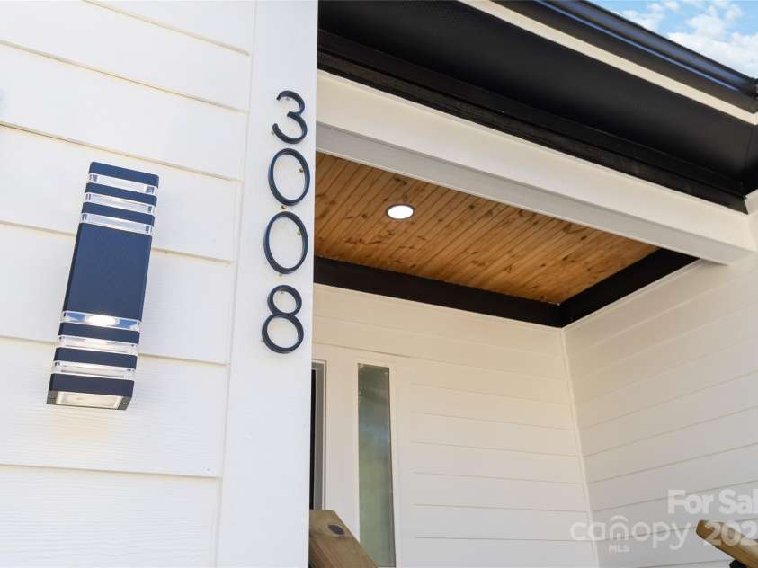 3008 Cricketeer Drive, Charlotte, NC 28216.  MLS# CAR4305520, YatesRealty ID 1958. 
