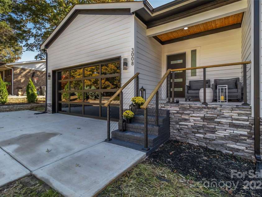 3008 Cricketeer Drive, Charlotte, NC 28216.  MLS# CAR4305520, YatesRealty ID 1958. 