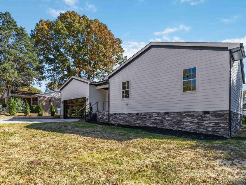 3008 Cricketeer Drive, Charlotte, NC 28216.  MLS# CAR4305520, YatesRealty ID 1958. 