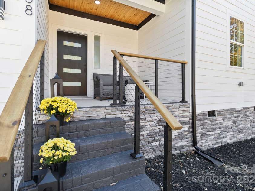 3008 Cricketeer Drive, Charlotte, NC 28216.  MLS# CAR4305520, YatesRealty ID 1958. 