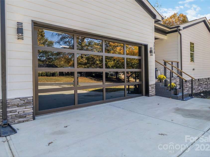 3008 Cricketeer Drive, Charlotte, NC 28216.  MLS# CAR4305520, YatesRealty ID 1958. Glass-Tinted 2 Car Garage 