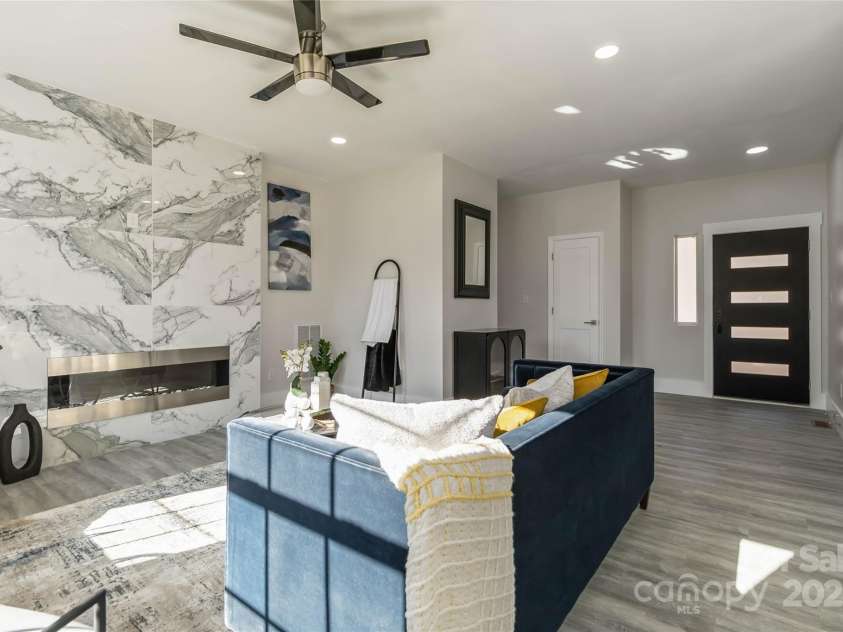 3008 Cricketeer Drive, Charlotte, NC 28216.  MLS# CAR4305520, YatesRealty ID 1958. Great Room