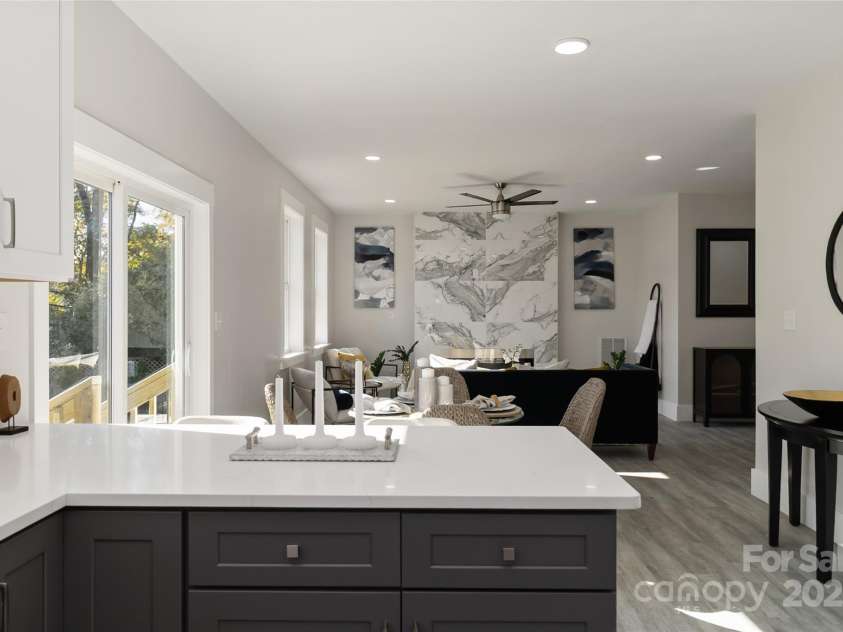 3008 Cricketeer Drive, Charlotte, NC 28216.  MLS# CAR4305520, YatesRealty ID 1958. Kitchen Overlooking Great Room