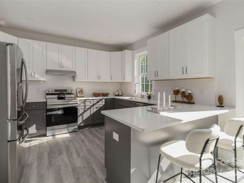 3008 Cricketeer Drive, Charlotte, NC 28216.  MLS# CAR4305520, YatesRealty ID 1958. Kitchen Peninsula