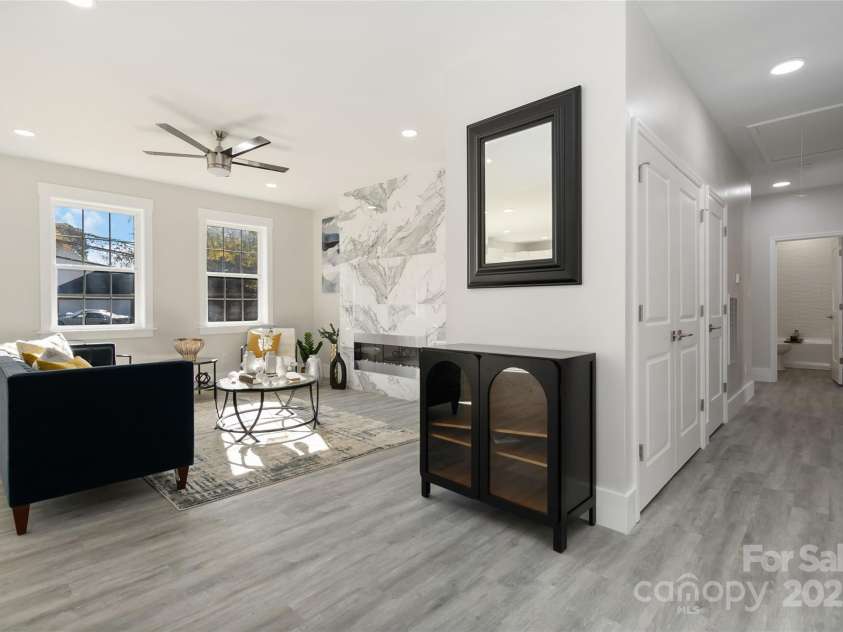 3008 Cricketeer Drive, Charlotte, NC 28216.  MLS# CAR4305520, YatesRealty ID 1958. Natural Light