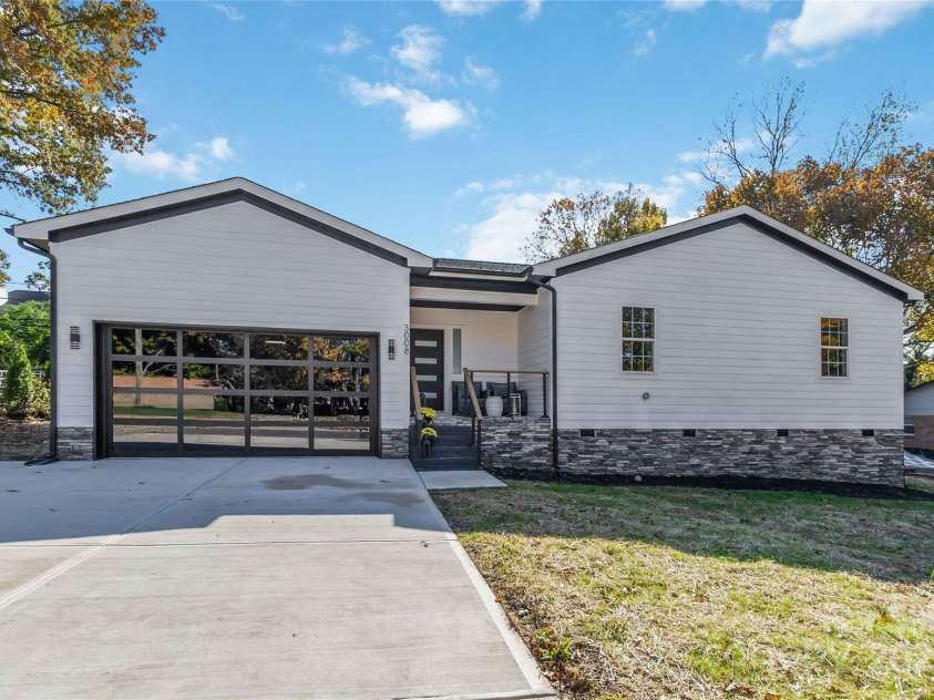 3008 Cricketeer Drive, Charlotte, NC 28216.  MLS# CAR4305520, YatesRealty ID 1958. Welcome Home!