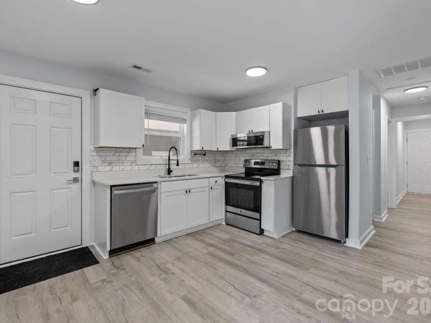 1008 Clanton Road, Charlotte, NC 28217.  MLS# CAR4370440, YatesRealty ID 19580. Kitchen