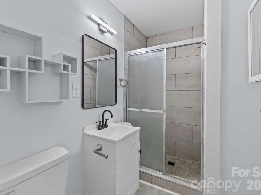 1008 Clanton Road, Charlotte, NC 28217.  MLS# CAR4370440, YatesRealty ID 19580. Primary Bath
