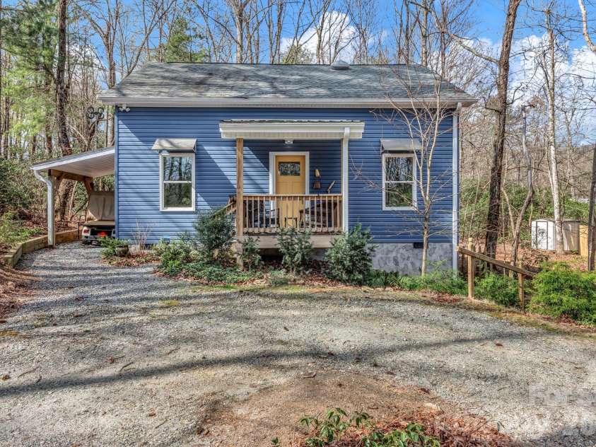 74 Alta Vista Drive, Saluda, NC 28773.  MLS# CAR4360971, YatesRealty ID 19583. 