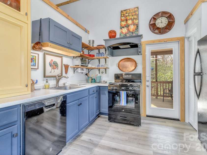 74 Alta Vista Drive, Saluda, NC 28773.  MLS# CAR4360971, YatesRealty ID 19583. 
