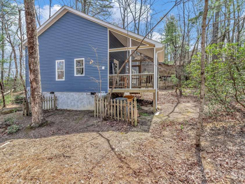 74 Alta Vista Drive, Saluda, NC 28773.  MLS# CAR4360971, YatesRealty ID 19583. 