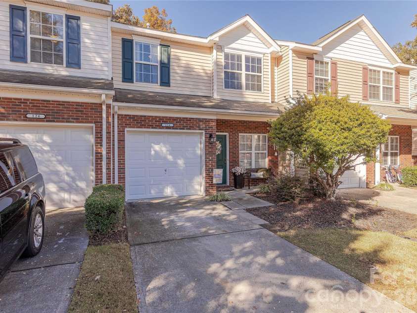 124 Clydesdale Court, Matthews, NC 28104.  MLS# CAR4372388, YatesRealty ID 19584. 