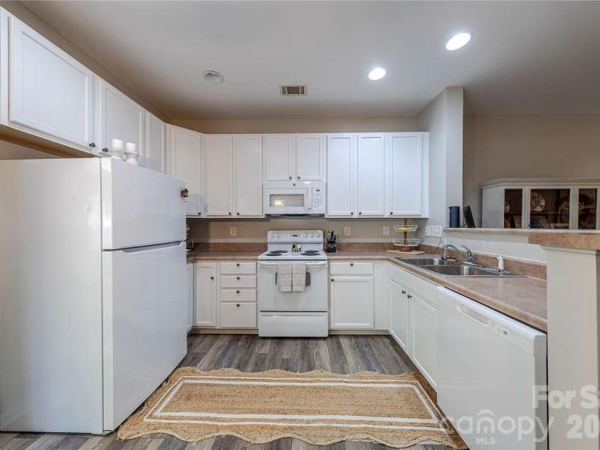 124 Clydesdale Court, Matthews, NC 28104.  MLS# CAR4372388, YatesRealty ID 19584. 