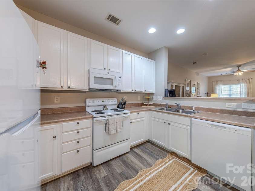 124 Clydesdale Court, Matthews, NC 28104.  MLS# CAR4372388, YatesRealty ID 19584. 