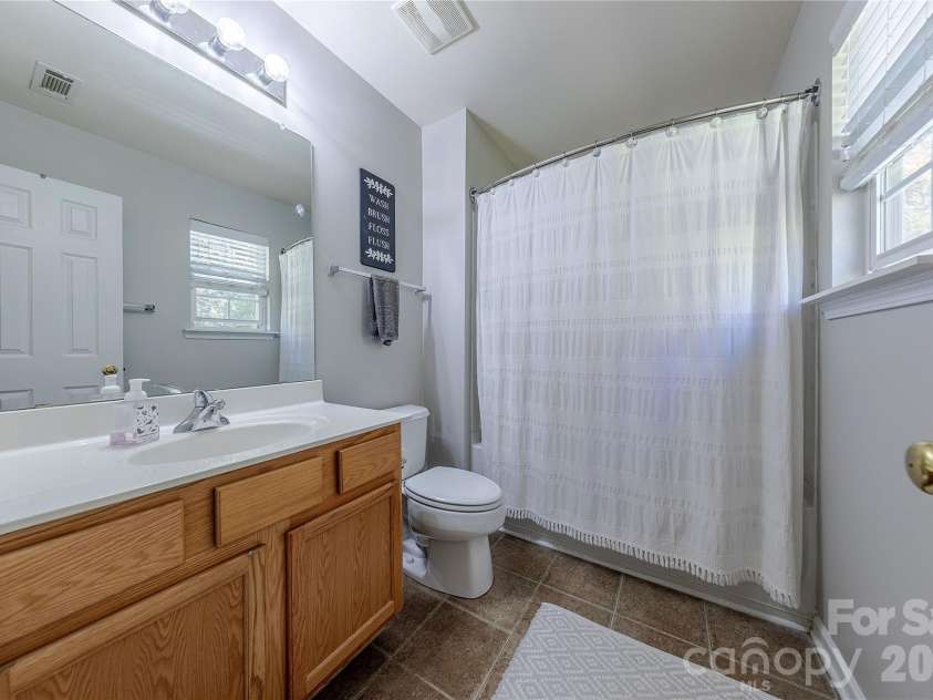 124 Clydesdale Court, Matthews, NC 28104.  MLS# CAR4372388, YatesRealty ID 19584. Primary bath