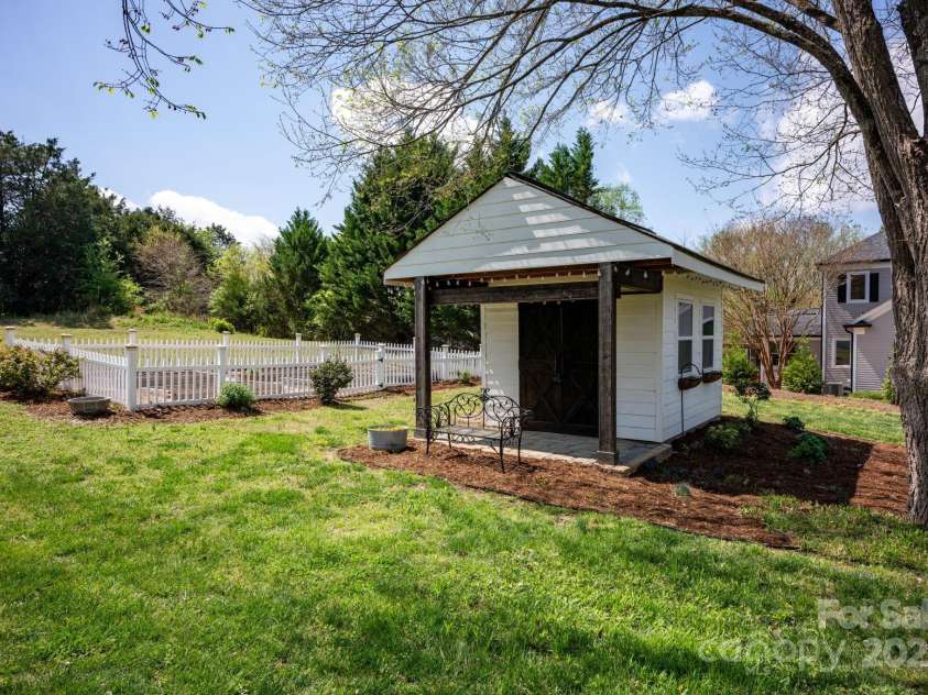 12932 Westmoreland Farm Road, Davidson, NC 28036.  MLS# CAR4243710, YatesRealty ID 19584. Fenced garden, garden/potting shed in rear yard