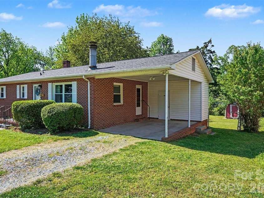 428 Frank Drive, Charlotte, NC 28215.  MLS# CAR4373061, YatesRealty ID 19585. 