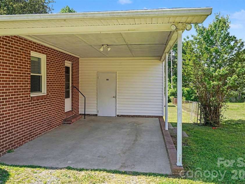428 Frank Drive, Charlotte, NC 28215.  MLS# CAR4373061, YatesRealty ID 19585. 